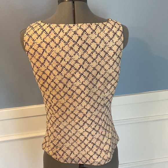 Ann Taylor Simple Sleeveless Lined Blouse Size 6 - Picture 3 of 7